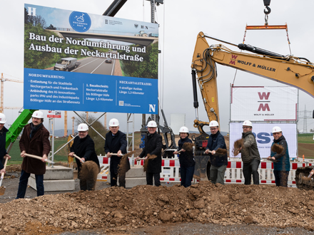 Spatenstich für die Nordumfahrung. Sie ist eines der wichtigsten Infrastrukturprojekte der Stadt Heilbronn, entlastet die Stadtteile Neckargartach und Frankenbach, verbessert die Erreichbarkeit des Industrieparks Böllinger Höfe und stellt die verkehrliche Anbindung des KI-Innovationsparks IPAI sicher. © Stadtarchiv Heilbronn / A. Beilmann