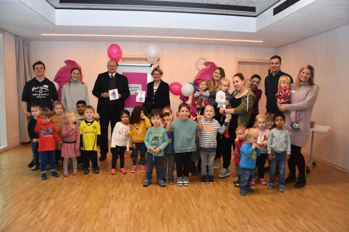 L-Bank übergibt zwei BUGA-Zwerge an die Kindertagesstätte Neckarbogen