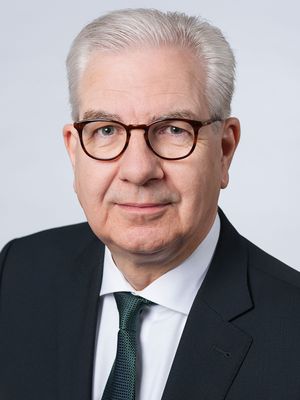 Erster Bürgermeister Martin Diepgen Martin Diepgen. Er trägt einen Anzug und eine Krawatte. Er hat eine Brille auf.