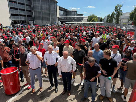 Foto von der Kundgebung beim Audi-Werk Neckarsulm am 9. Juli 2026, an der auch Neckarsulms Oberbürgermeister Steffen Hertwig, Heilbronns Oberbürgermeister Harry Mergel und Landrat Norbert Heuser teilnahmen. 