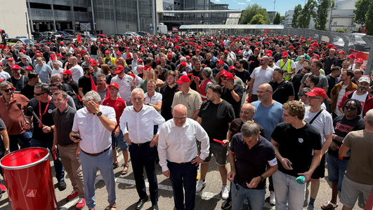 Foto von der Kundgebung beim Audi-Werk Neckarsulm am 9. Juli 2026, an der auch Neckarsulms Oberbürgermeister Steffen Hertwig, Heilbronns Oberbürgermeister Harry Mergel und Landrat Norbert Heuser teilnahmen. 