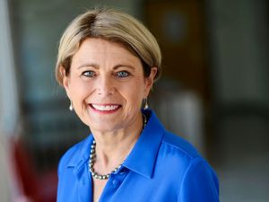 Bürgermeisterin Agnes Christner Bürgermeisterin Agnes Christner. Sie hat einen blauen Blazer an und eine Perlenkette.