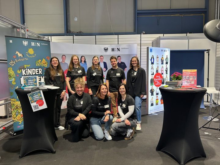 Auch das gehört zur Ausbildung dazu: Ein Stand der Stadt Heilbronn auf der Bildungsmesse im Red Blue wurde im Mai 2025 von Azubis und Kolleginnen aus den Ämtern betreut. (Foto: Stadt Heilbronn)