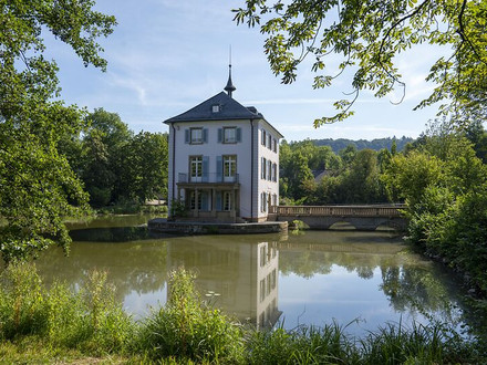 Das Foto zeigt das Literaturhaus Heilbronn, das sich in einem See befindet.
