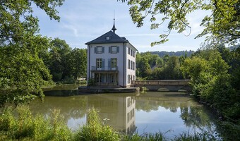 Das Foto zeigt das Literaturhaus Heilbronn, das sich in einem See befindet.