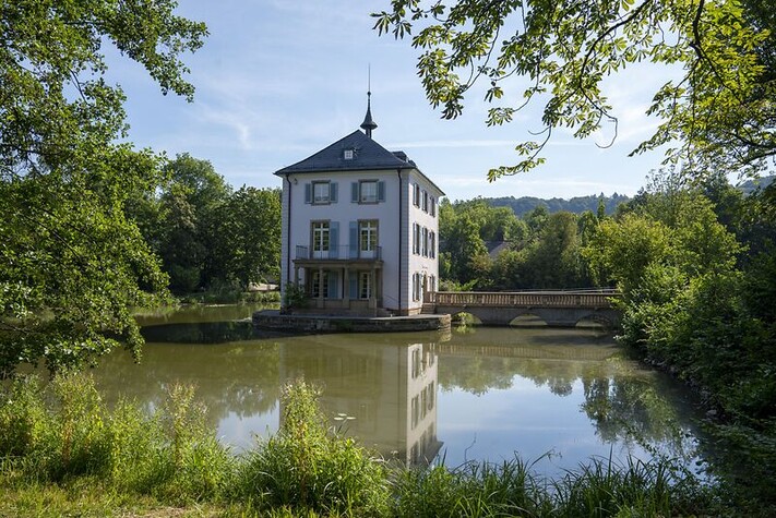 Das Foto zeigt das Literaturhaus Heilbronn, das sich in einem See befindet.