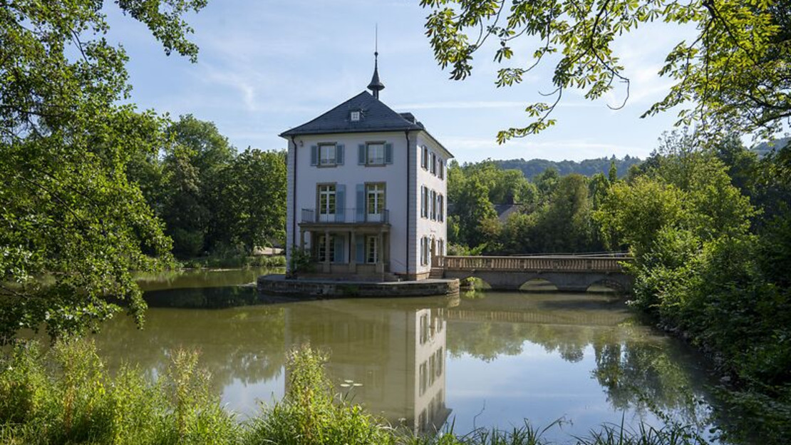Das Foto zeigt das Literaturhaus Heilbronn, das sich in einem See befindet.