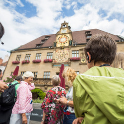 Gruppe bei Stadtführung vor dem Rathaus