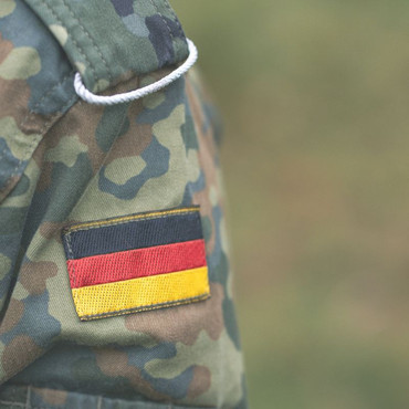 Eine Militärsjacke mit dem Aufnäher der deutschen Fahne