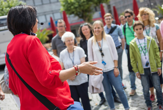 Gruppe bei Stadtführung auf dem Marktplatz. 