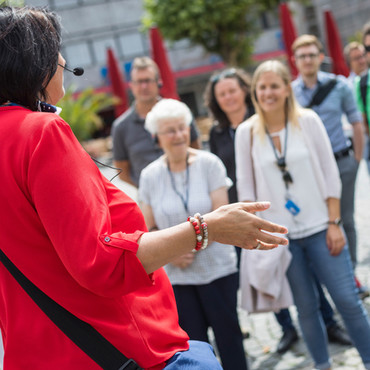 Gruppe bei Stadtführung auf dem Marktplatz. 