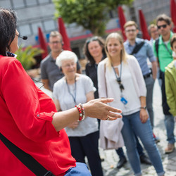 Gruppe bei Stadtführung auf dem Marktplatz. 