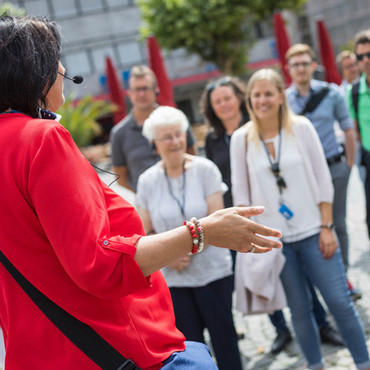 Gruppe bei Stadtführung auf dem Marktplatz. 