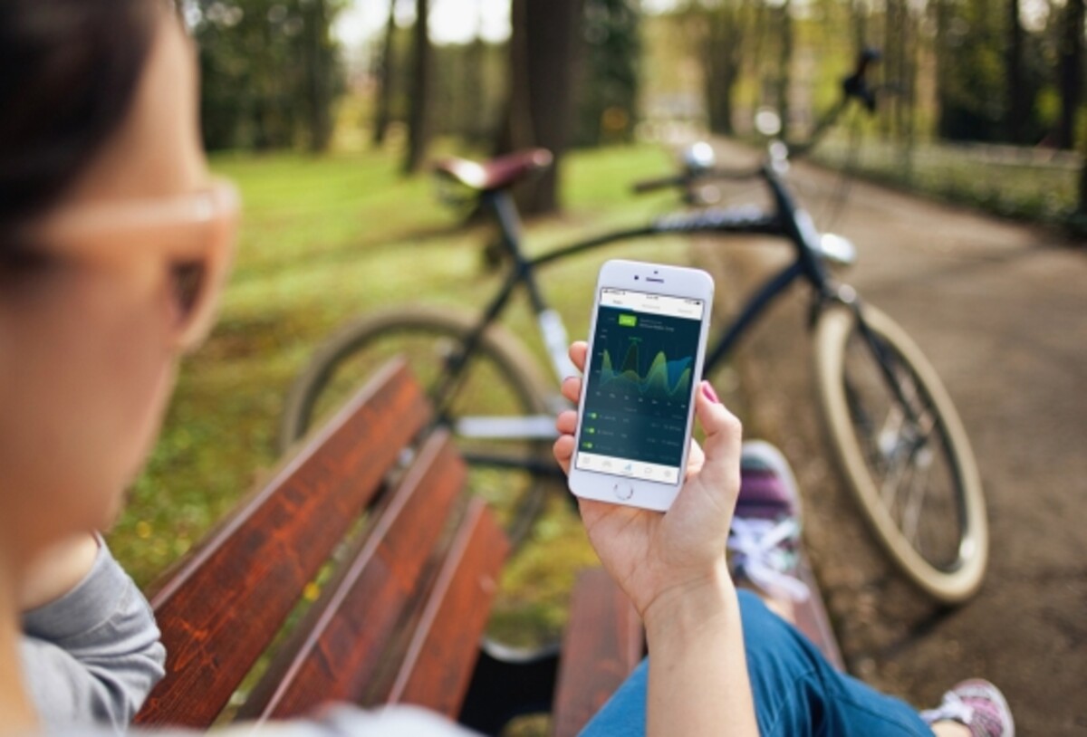 Einfach und bequem alle Fahrten in der STADTRADELN App eintragen und mit anderen Teams vergleichen (Foto: Klima-Bündnis Services/Scholz&Volkmer)