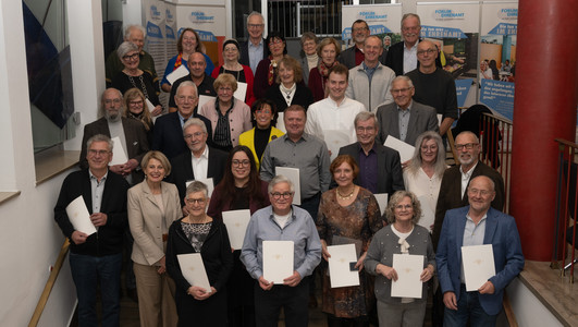 Das Bild zeigt die geehrten ehrenamlichen Frauen und Männer mit Oberbürgermeister Harry Mergel, Bürgermeisterin Agnes Christner und Dekan Christoph Baisch. 