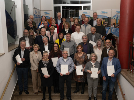 Das Bild zeigt die geehrten ehrenamlichen Frauen und Männer mit Oberbürgermeister Harry Mergel, Bürgermeisterin Agnes Christner und Dekan Christoph Baisch. 