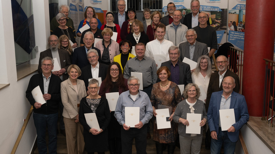 Das Bild zeigt die geehrten ehrenamlichen Frauen und Männer mit Oberbürgermeister Harry Mergel, Bürgermeisterin Agnes Christner und Dekan Christoph Baisch.