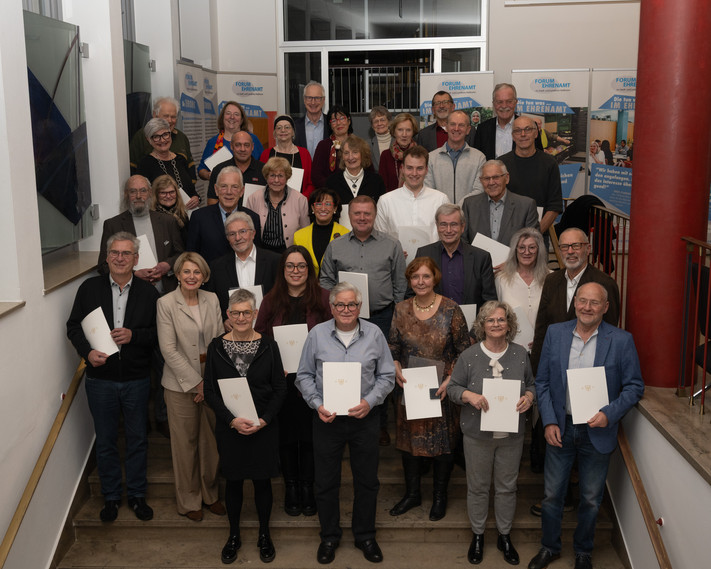 Das Bild zeigt die geehrten ehrenamlichen Frauen und Männer mit Oberbürgermeister Harry Mergel, Bürgermeisterin Agnes Christner und Dekan Christoph Baisch. 