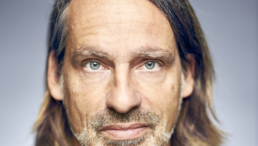 Das Bild zeigt ein Kopfporträt des Philosophen und Buchautors Richard David Precht. 