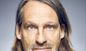 Das Bild zeigt ein Kopfporträt des Philosophen und Buchautors Richard David Precht. 