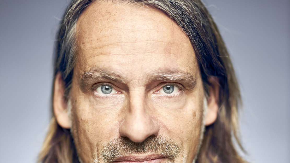 Das Bild zeigt ein Kopfporträt des Philosophen und Buchautors Richard David Precht. 