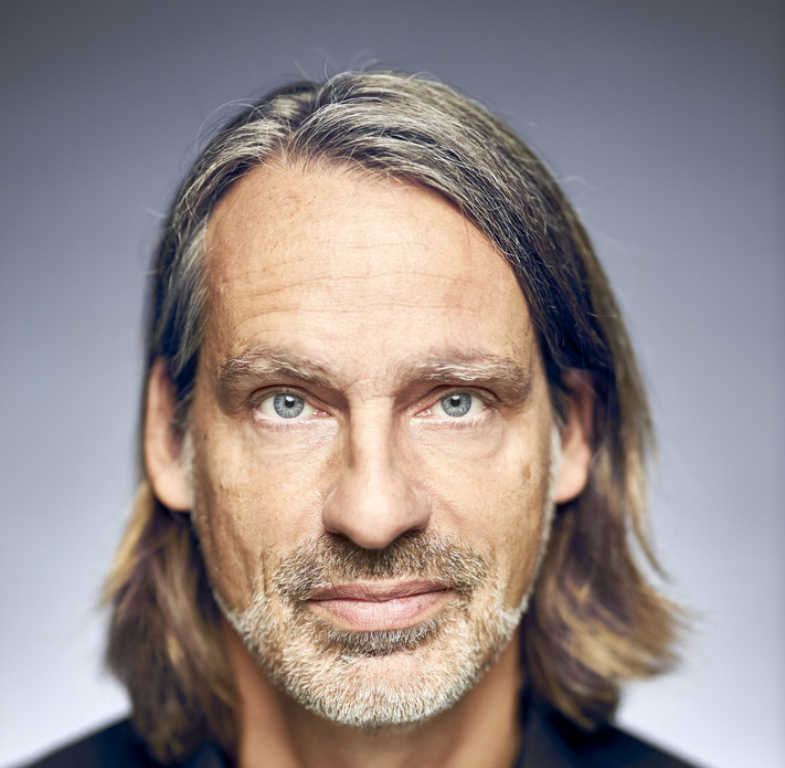 Das Bild zeigt ein Kopfporträt des Philosophen und Buchautors Richard David Precht. 