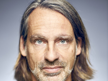 Das Bild zeigt ein Kopfporträt des Philosophen und Buchautors Richard David Precht. 