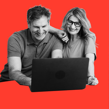 Ein Kachelbild: Ein lächelnder Mann und eine lächelnde Frau schauen gemeinsam auf einen Laptop vor rotem Hintergrund.