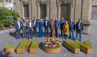 Viele Menschen stehen hinter einem großen Blumengefäß, dass die Buchstaben now darstellt. Die Menschen heiißen: (von links) Baubürgermeister Andreas Ringle, Erster Bürgermeister Martin Diepgen, Stadtrat Nico Weinmann (FDP), Stadtrat Thomas Randecker (CDU), Sozialbürgermeisterin Agnes Christner, Oberbürgermeister Harry Mergel, Projektleiterin Dr. Julia Hufnagel, Geschäftsführer HMG Steffen Schoch, Stadtrat Holger Kimmerle, Stadträtin Marianne Kugler-Wendt, Stadtrat Herbert Burkhardt, Stadtrat Dr. Raphael Benner. Foto: Stadt Heilbronn/Jürgen Häffner
