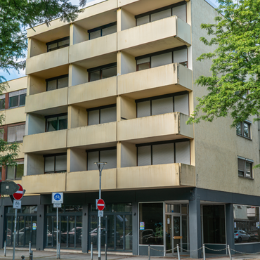 Foto des aktuellen Gebäudes in der Frankfurter Straße. Mehrgeschossiges Haus mit Balkonen.