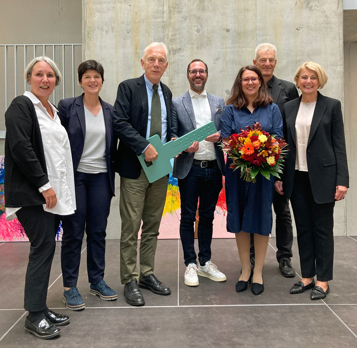 Freuen sich über die Einweihung der generalsanierten Fritz-Ulrich-Schule (von links): Antonia Andrikopoulos-Feucht vom Staatlichen Schulamt, die Leiterin des städtischen Schulamtes Karin Schüttler, Oberbürgermeister Harry Mergel, Konrektor Heiko Kramer, die frisch eingesetzte Schulleiterin Patricia Lutz, der Leiter des Staatlichen Schulamtes Markus Wenz und Bürgermeisterin Agnes Christner. Foto: Stadt Heilbronn