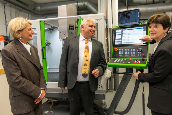 Bürgermeisterin Agnes Christner, Schulleiter Detlev Röpke und Schulamtsleiterin Karin Schüttler (v.l.) bei der Übergabe des neuen Maschinen- und Ausbildungslabors. 