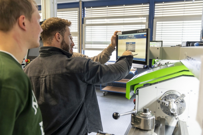 Schüler der Technikerfachschule an einem der neuen Touchscreens zum interaktiven Lernen und Steuern der Dreh- und Fräsmaschinen in der Schulwerkstatt. Foto: Stadt Heilbronn/Jürgen Häffner