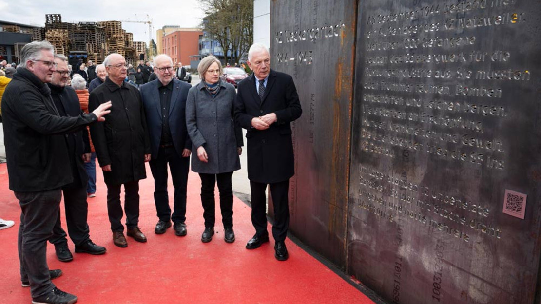 (v.r.) Oberbürgermeister Harry Mergel, Archivleiterin Miriam Eberlein, Bernhard Löffler und Heinz Risel, beide von der Gedenkstätten-Initiative, Bürgermeister Andreas Ringle und Grünflächenamtsleiter Oliver Toellner nehmen eine der Stahlwände am neuen Gedenkort in Augenschein. 