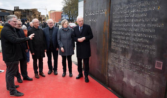 (v.r.) Oberbürgermeister Harry Mergel, Archivleiterin Miriam Eberlein, Bernhard Löffler und Heinz Risel, beide von der Gedenkstätten-Initiative, Bürgermeister Andreas Ringle und Grünflächenamtsleiter Oliver Toellner nehmen eine der Stahlwände am neuen Gedenkort in Augenschein. 
