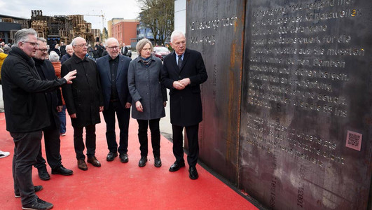 (v.r.) Oberbürgermeister Harry Mergel, Archivleiterin Miriam Eberlein, Bernhard Löffler und Heinz Risel, beide von der Gedenkstätten-Initiative, Bürgermeister Andreas Ringle und Grünflächenamtsleiter Oliver Toellner nehmen eine der Stahlwände am neuen Gedenkort in Augenschein. 