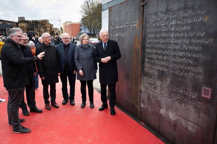 (v.r.) Oberbürgermeister Harry Mergel, Archivleiterin Miriam Eberlein, Bernhard Löffler und Heinz Risel, beide von der Gedenkstätten-Initiative, Bürgermeister Andreas Ringle und Grünflächenamtsleiter Oliver Toellner nehmen eine der Stahlwände am neuen Gedenkort in Augenschein. 