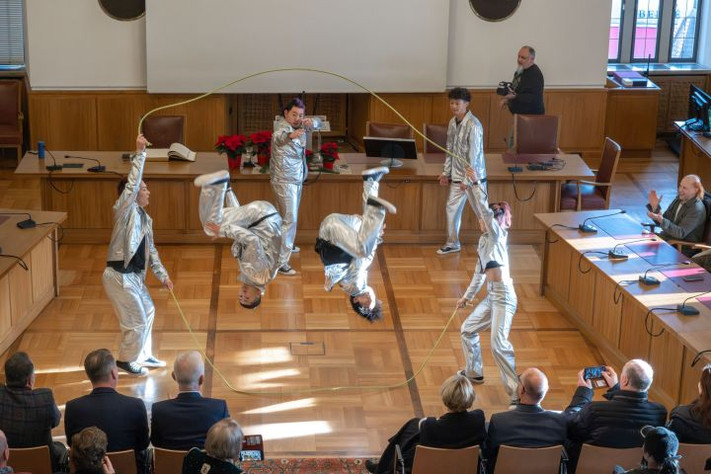 Besondere Showeinlage im Großen Ratssaal: die Seilspringgruppe „Fly DiggerZ“ bei ihrem Auftritt. (Foto: Stadtarchiv/L. Heis)
