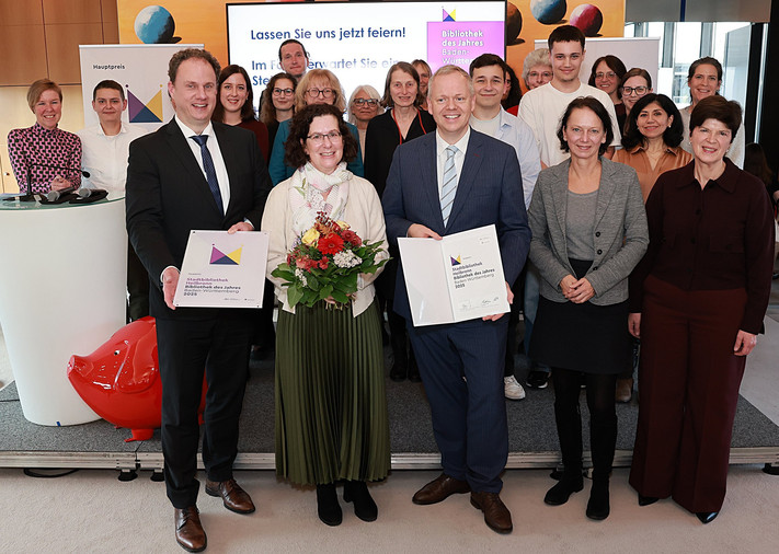 Das Bild zeigt die Heilbronner Delegaton mit Stadtbibliotheksleiterin Doris Wolpert bei der Verleihung des Landespreises "Bibliothek des Jahres Baden-Württemberg 2025" in Stuttgart. 