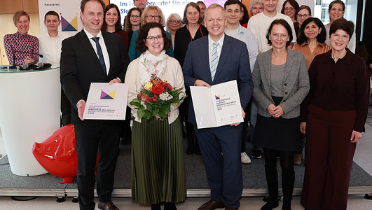 Das Bild zeigt die Heilbronner Delegaton mit Stadtbibliotheksleiterin Doris Wolpert bei der Verleihung des Landespreises "Bibliothek des Jahres Baden-Württemberg 2025" in Stuttgart. 