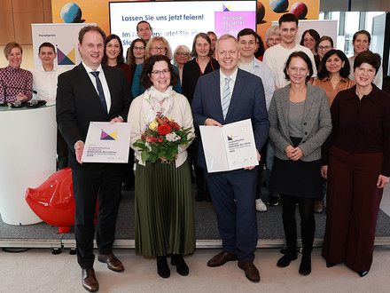 Das Bild zeigt die Heilbronner Delegaton mit Stadtbibliotheksleiterin Doris Wolpert bei der Verleihung des Landespreises "Bibliothek des Jahres Baden-Württemberg 2025" in Stuttgart.