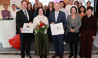 Das Bild zeigt die Heilbronner Delegaton mit Stadtbibliotheksleiterin Doris Wolpert bei der Verleihung des Landespreises "Bibliothek des Jahres Baden-Württemberg 2025" in Stuttgart. 