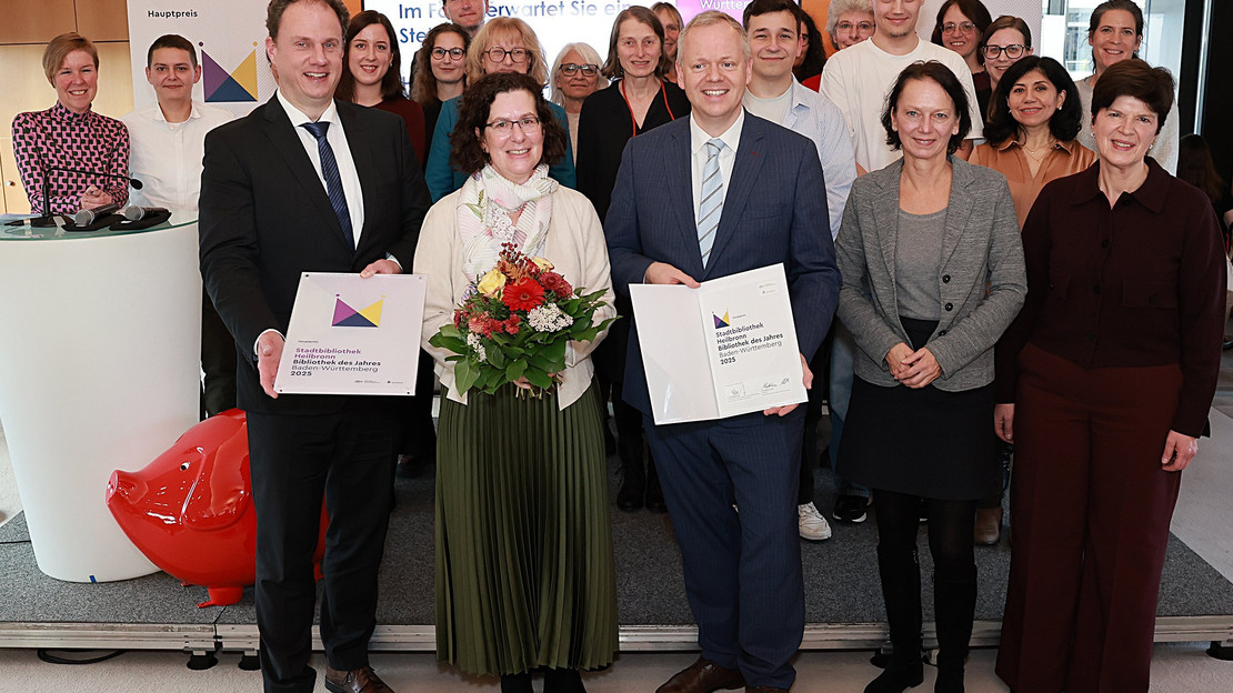 Das Bild zeigt die Heilbronner Delegaton mit Stadtbibliotheksleiterin Doris Wolpert bei der Verleihung des Landespreises "Bibliothek des Jahres Baden-Württemberg 2025" in Stuttgart.