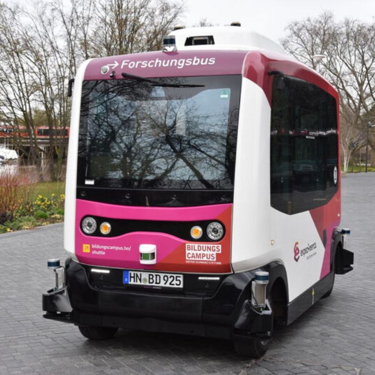 Ein bild des pinken Shuttles. Er ist klein und quadratisch.