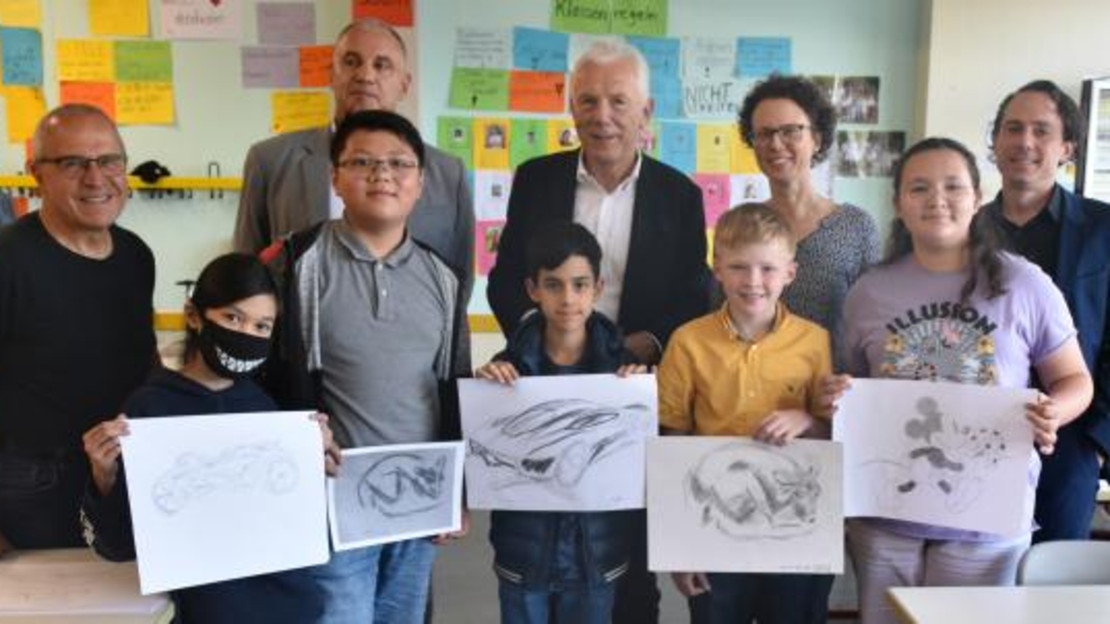Besuchten ein Kunstatelier der Niethammer-Stiftung (v.l.n.r.): Atelierleiter Georg Friedrich Simonis, Schulleiter Christoph Zänglein, OB Harry Mergel, VHS Abteilungsleiterin Katrin Gilliar sowie Stiftungsvorsitzender Christoph Niethammer