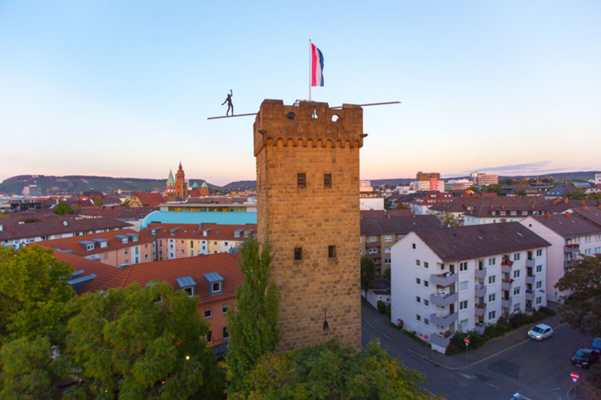 Götzenturm mit Skulptur „Über dem Abgrund"