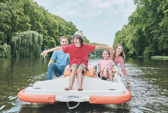 Mit Boot auf dem Neckar unterwegs