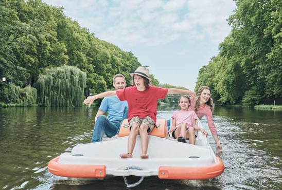 Familienfahrt auf dem Tretboot