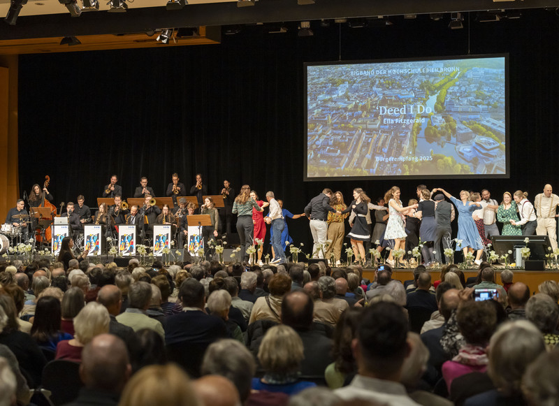 Das Bild zeigt die Bühne der Harmonie beim letzten Bürgerempfang mit Jazzband und Tanzgruppen. 