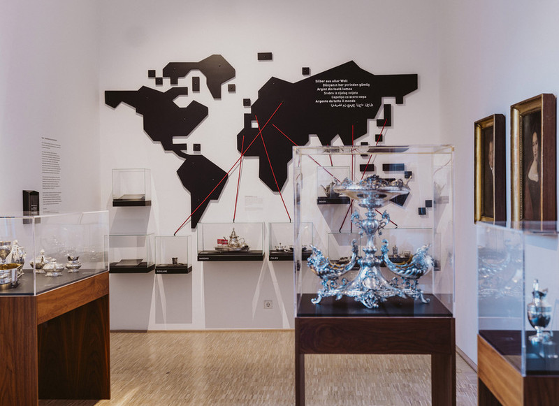 Das Bild zeigt einen Museumsraum der Kulturgeschichte mit Erzeugnissen aus Silber. 